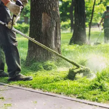 Košenje trave trimerom u Samoboru